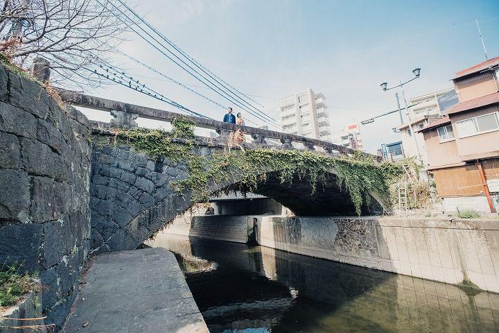 写真：明八橋に立つ古町の案内人