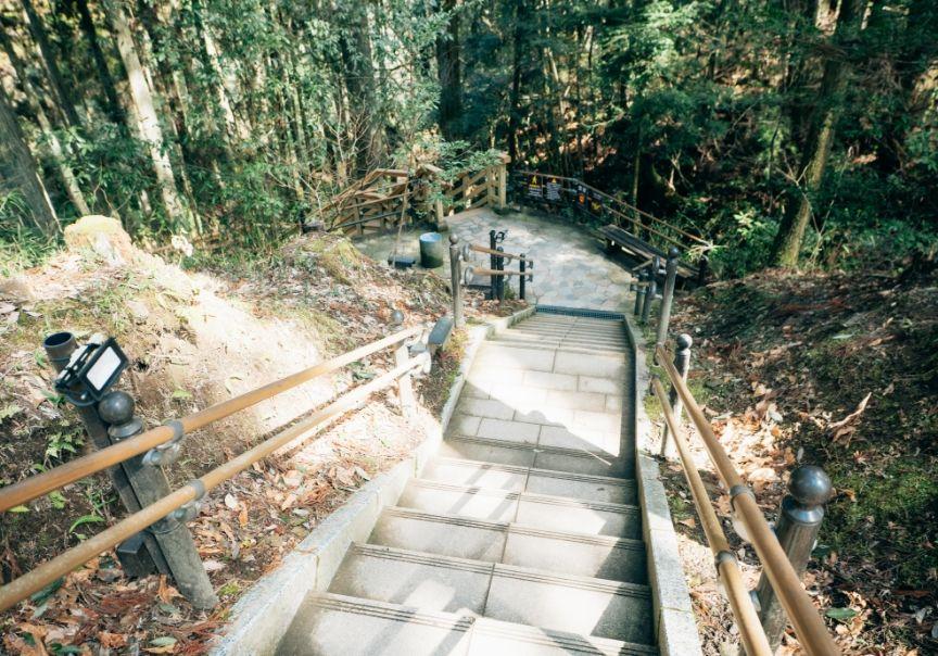 画像:下に続く階段