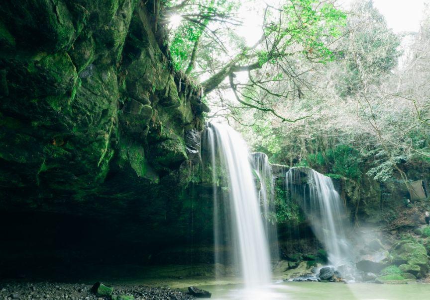 画像:滝が流れる岩盤の下へ