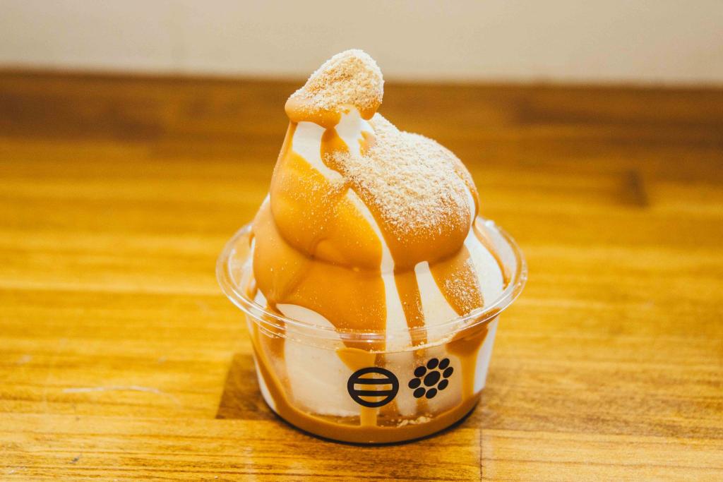 写真：ソフトクリームの上にキャラメルときなこがかかっています