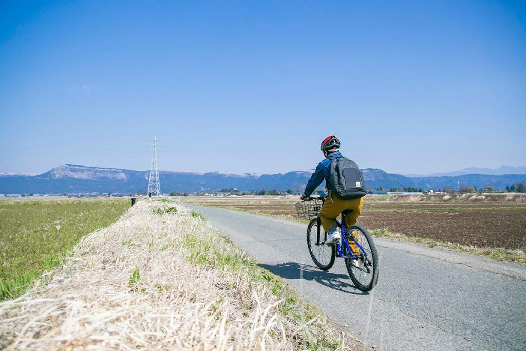 のどかな田園風景とサイクリング中の人の画像
