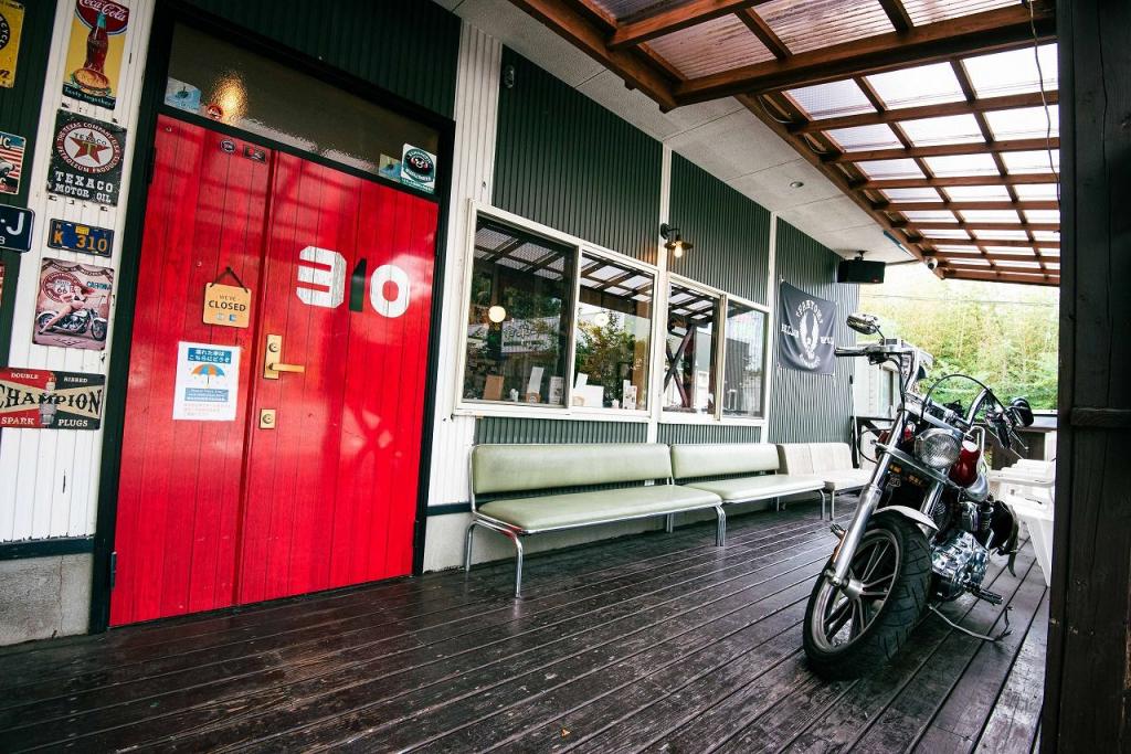 写真：赤い扉の前にはオートバイが置かれています