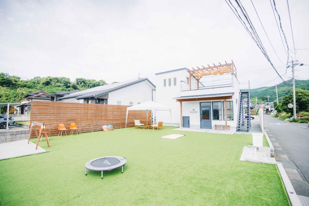 店舗前にある芝生スペース