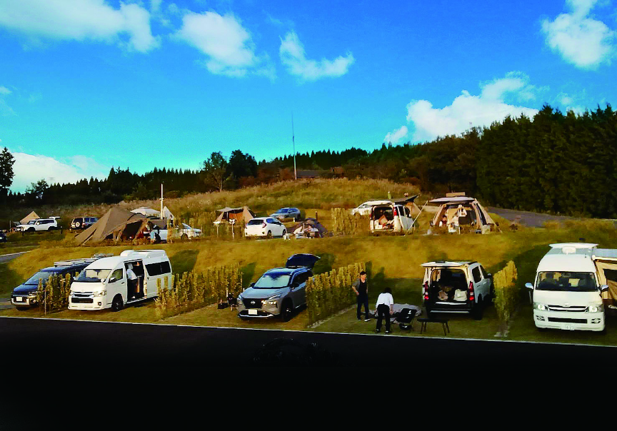 写真：手前はRVパーク、奥はオートキャンプ場。全て電源付き。