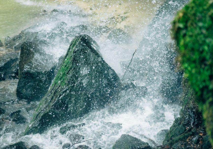 画像:岩を打つ滝の落水