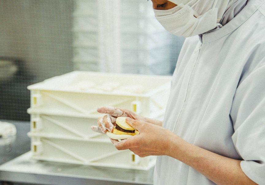 写真：団子を包んでいる様子