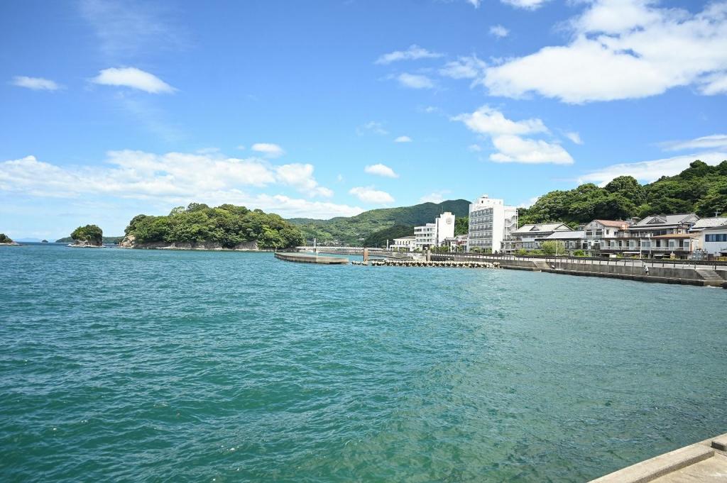 写真：海のそばには湯の児温泉街