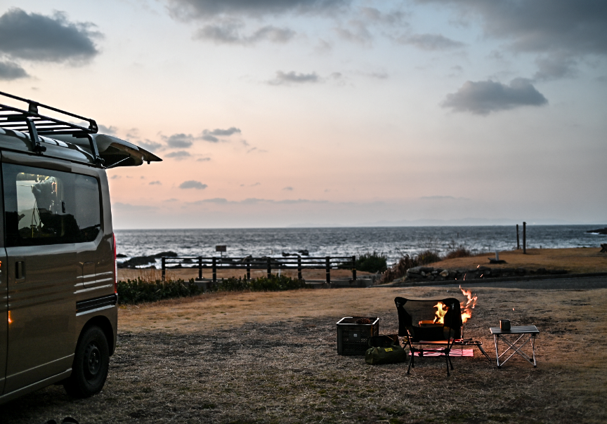 写真：夕暮れ時を見ながら焚き火