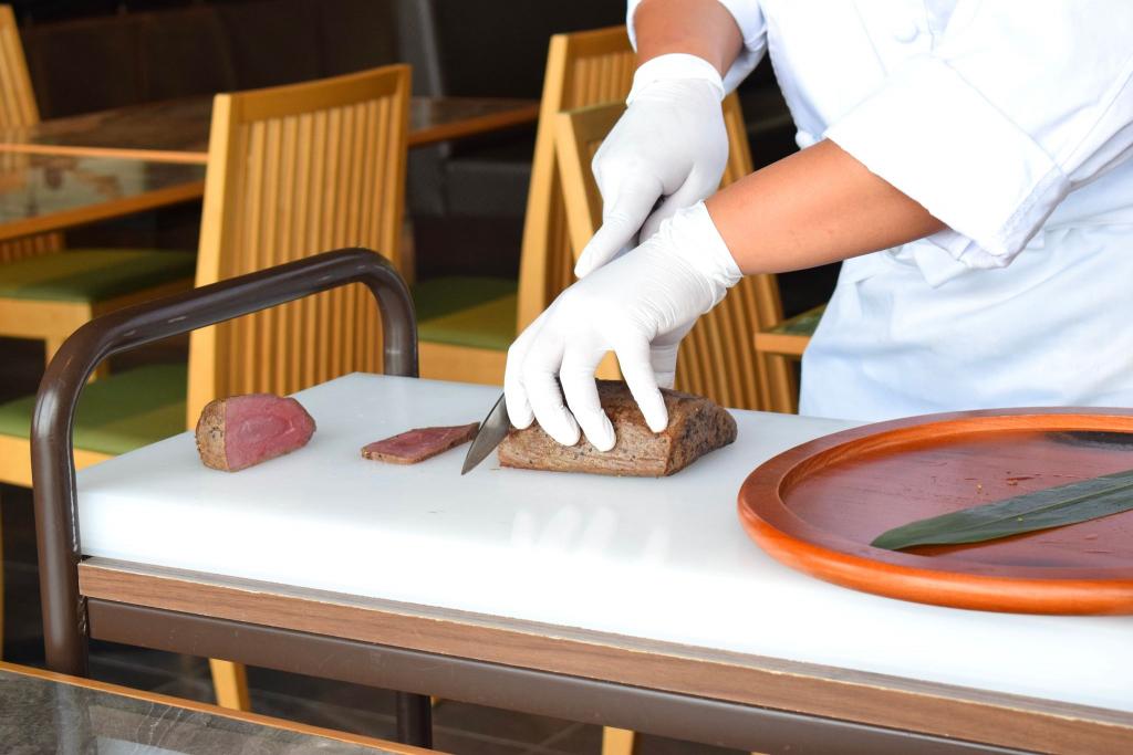 店舗スタッフがあか牛を切り分けている写真