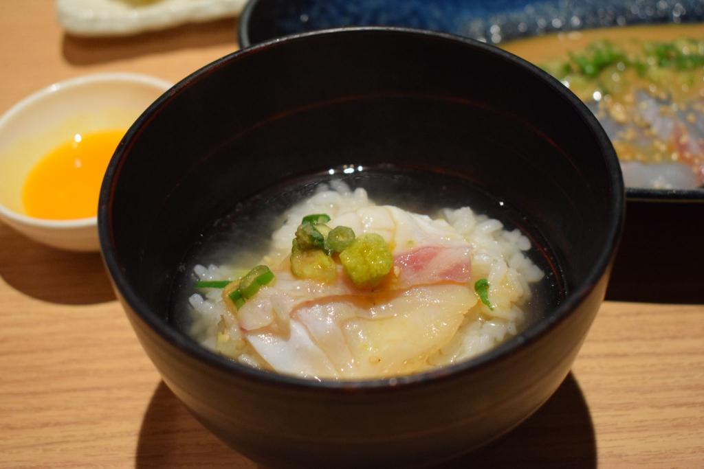 鯛の切り身をご飯にのせて、鯛だしを注いだ「だし茶漬け」の写真