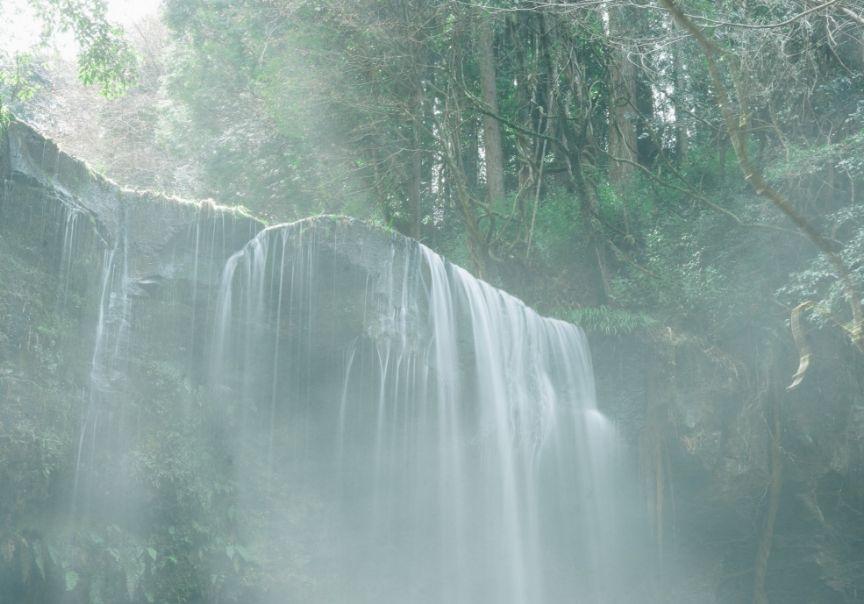 画像:水煙のなかで流れ落ち続ける滝