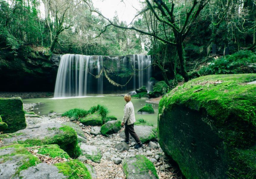 画像:滝周辺を歩いてみます
