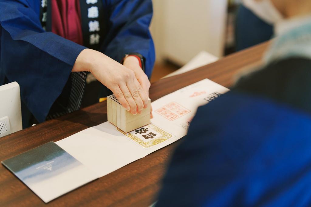 写真：ラベルにハンコを押す様子