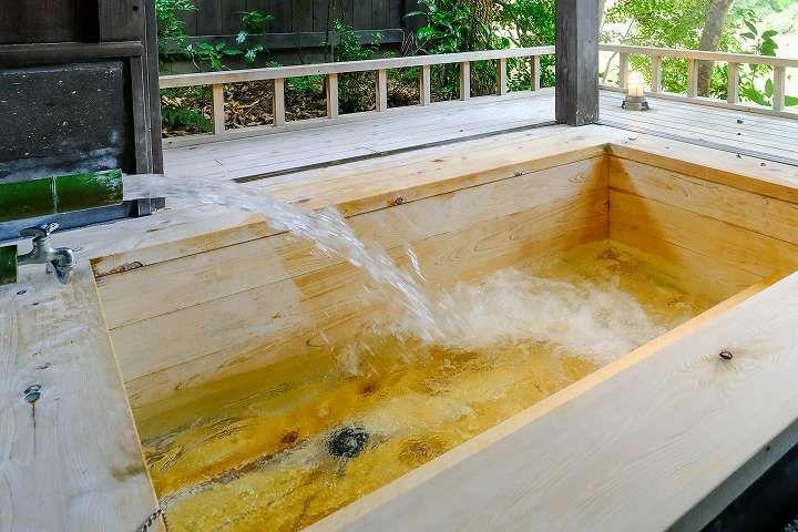 写真：半露天のヒノキ風呂