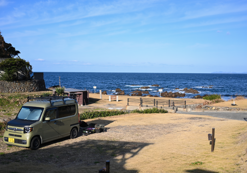 写真：夕日が海に沈んでいく様子