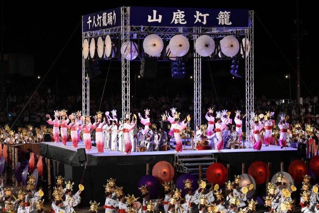 写真：千人灯籠踊り