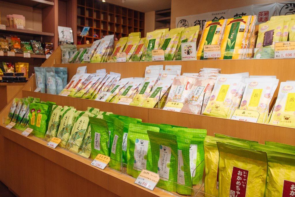 写真：店内で販売されているお茶の種類