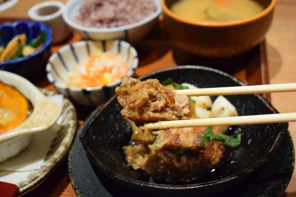 「2品選べる定食」のうち、「くまもと黒毛和牛『和王』とりんどうポークの自家製ハンバーグ デコポン®ポン酢」の写真