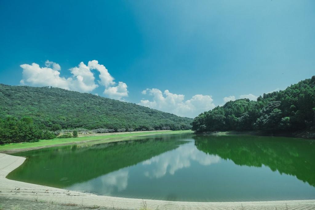 写真：青空と蒲生の池