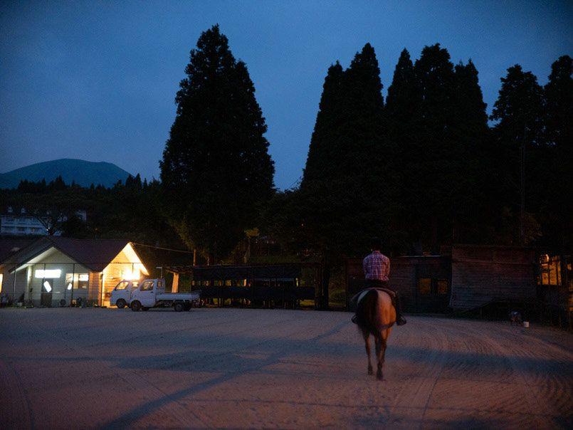 馬でクラブハウスに戻ってきた様子の写真