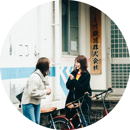 これから自転車で人吉の日本遺産巡りを楽しもうとしている女性二人