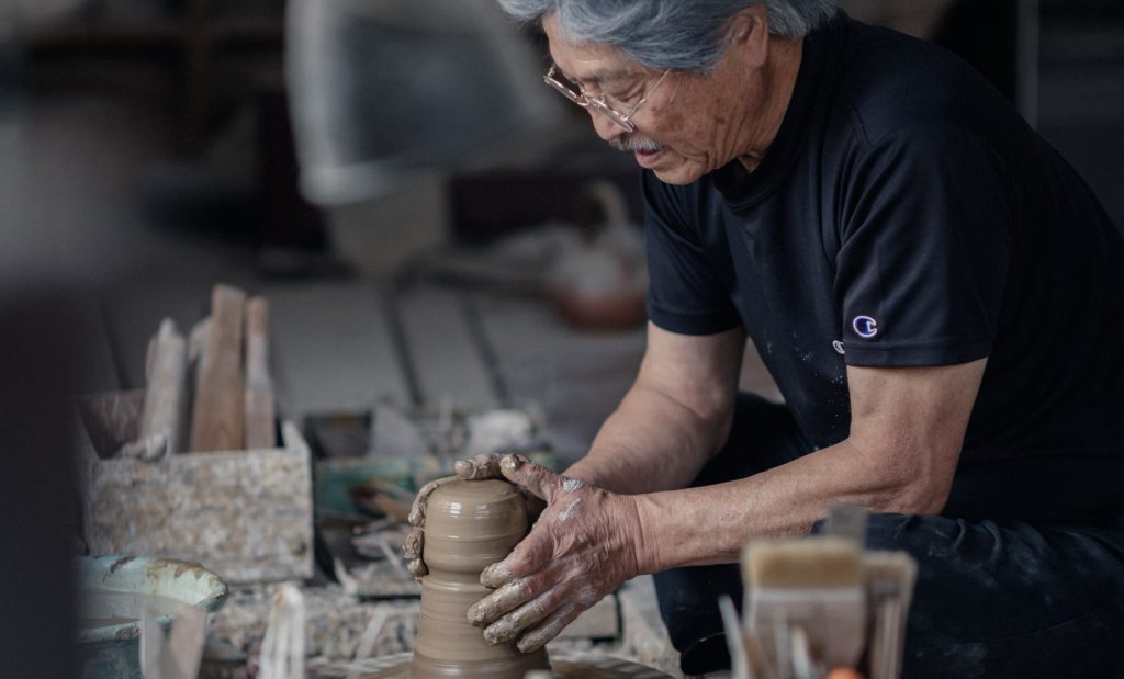 阿蘇青々窯 戸田勲さんの制作風景