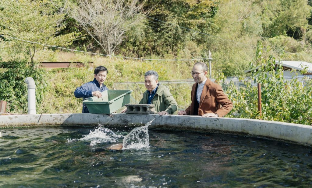 村上養魚場の作業風景
