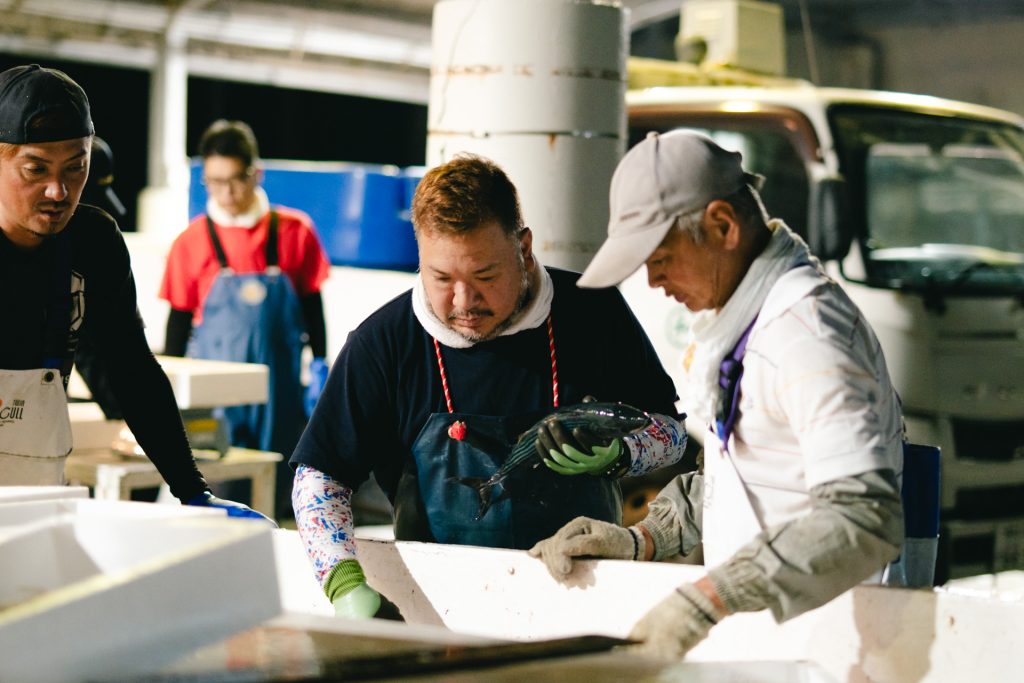 漁港での仕入れ