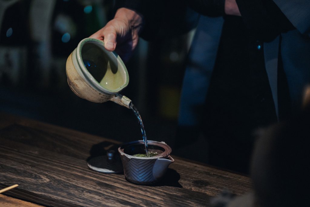 お茶を煎れるヒロさん