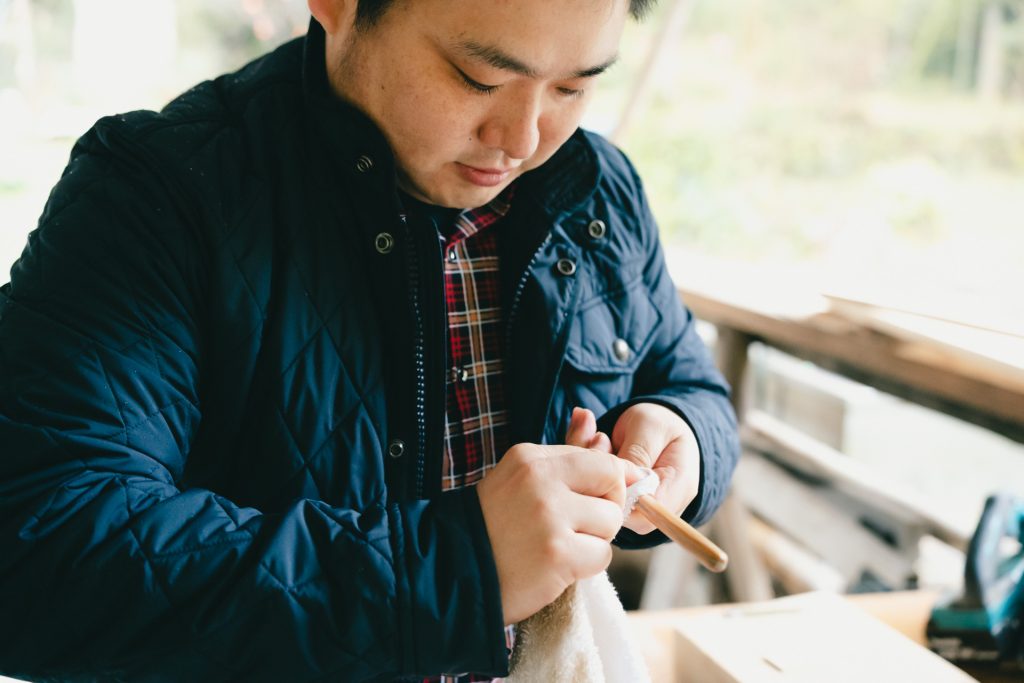 蜜蝋を塗るスタッフたち