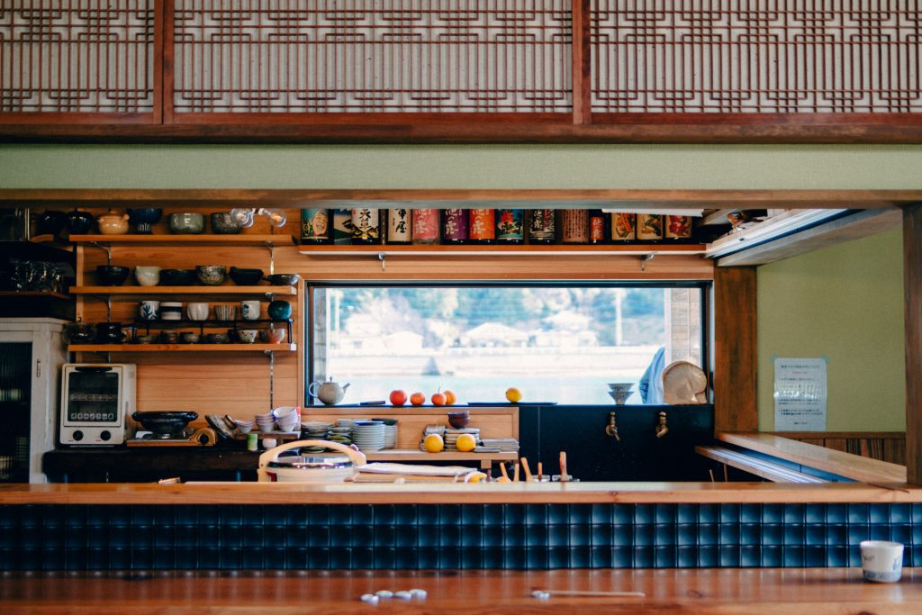 小窓から見える﨑津の海