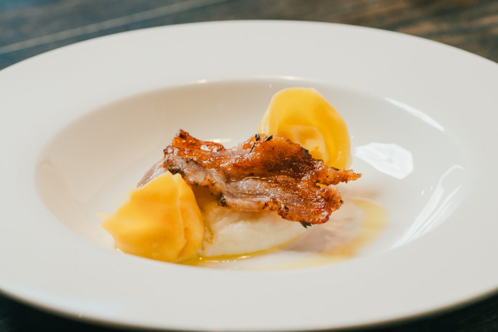 オードブル：球磨産紅あずまのラビオリ 蕪のブルーテと黒豚のパンツェッタ