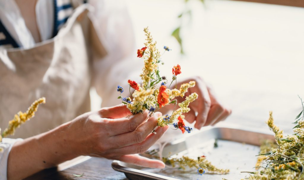 草花を手摘みする様子