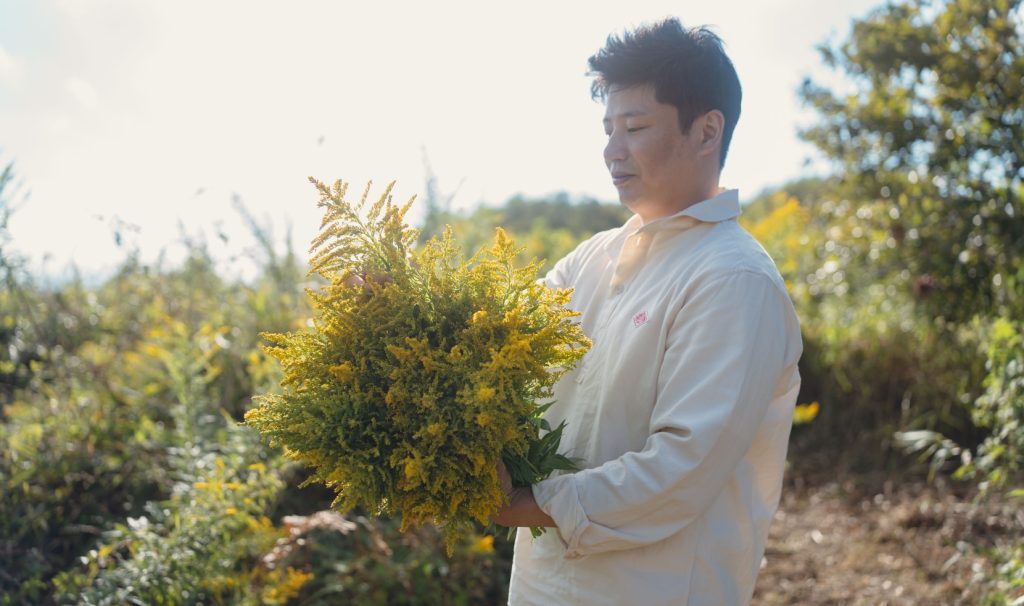 草原を歩く小山さん