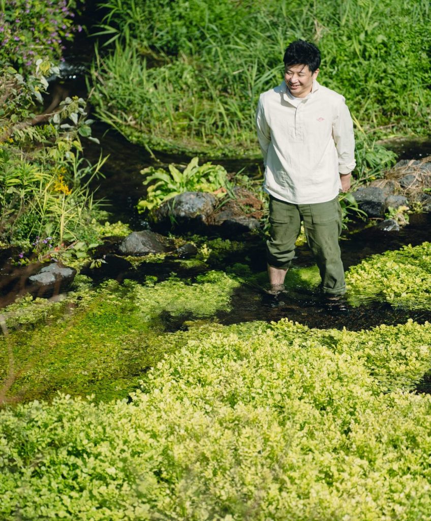 湧水地に入る小山さん
