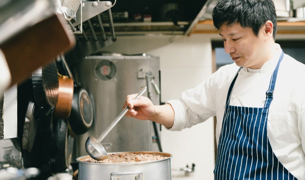 鹿肉のコンソメ ロワイヤル仕立て（調理中）