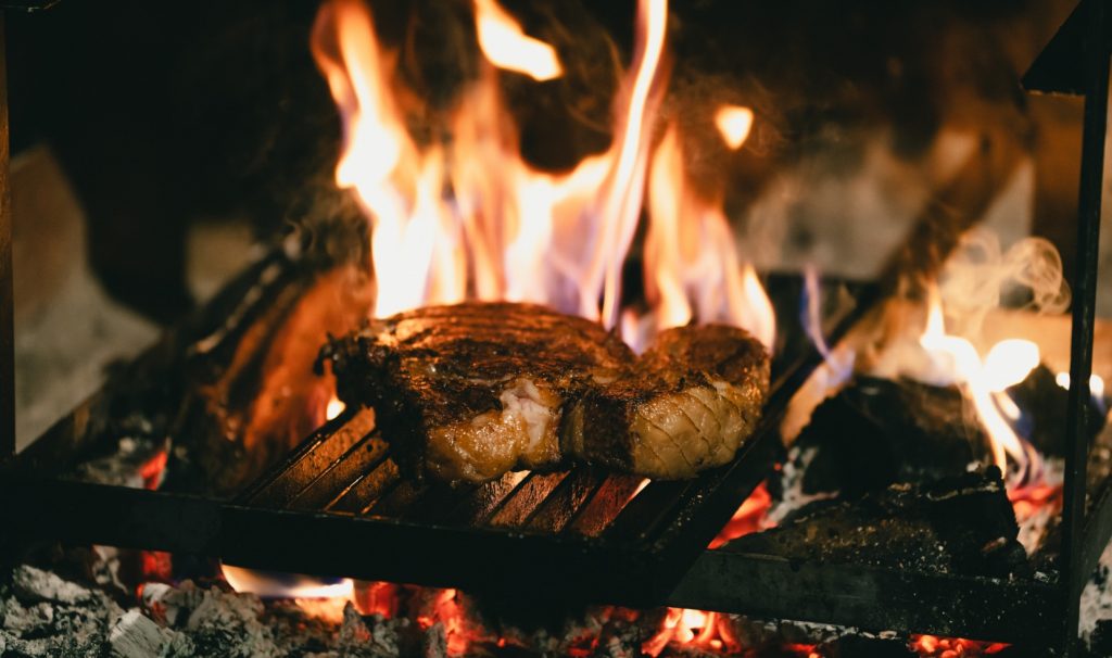 暖炉に火が灯る食事の時間