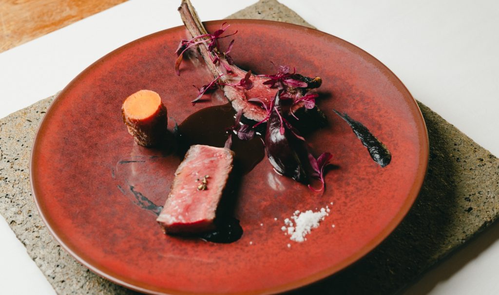 鹿肉を豪快に手で