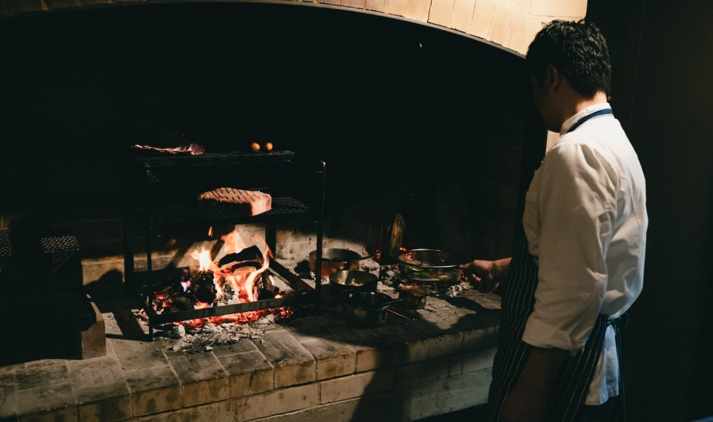 暖炉で焼かれるあか牛と鹿肉