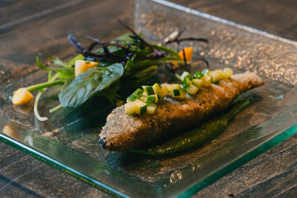 相良産鮎のパン粉焼と球磨産野菜のサラダ