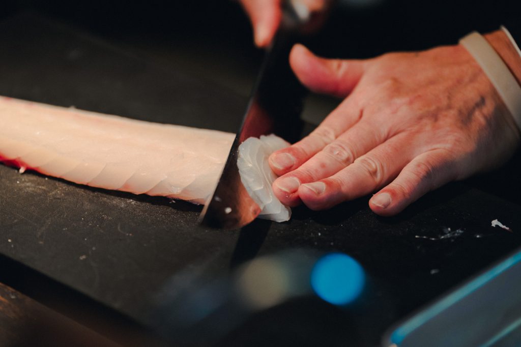 包丁を手に取る森井シェフ