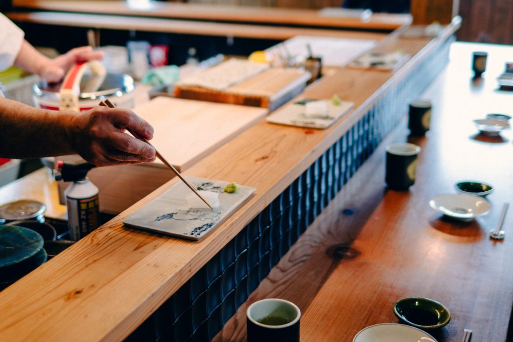 十朗窯の皿に刺身