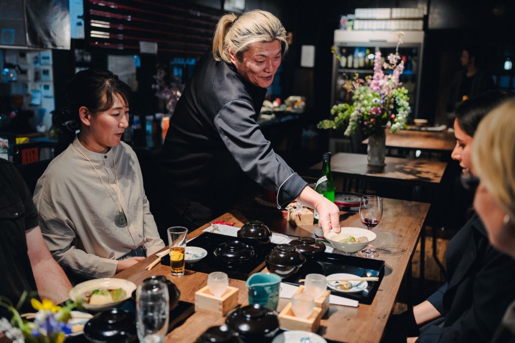 料理を取り分ける森井シェフ