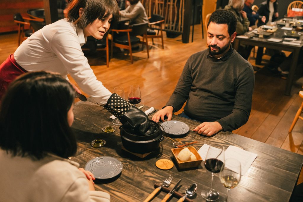 ゲスト自らがソースをトッピング