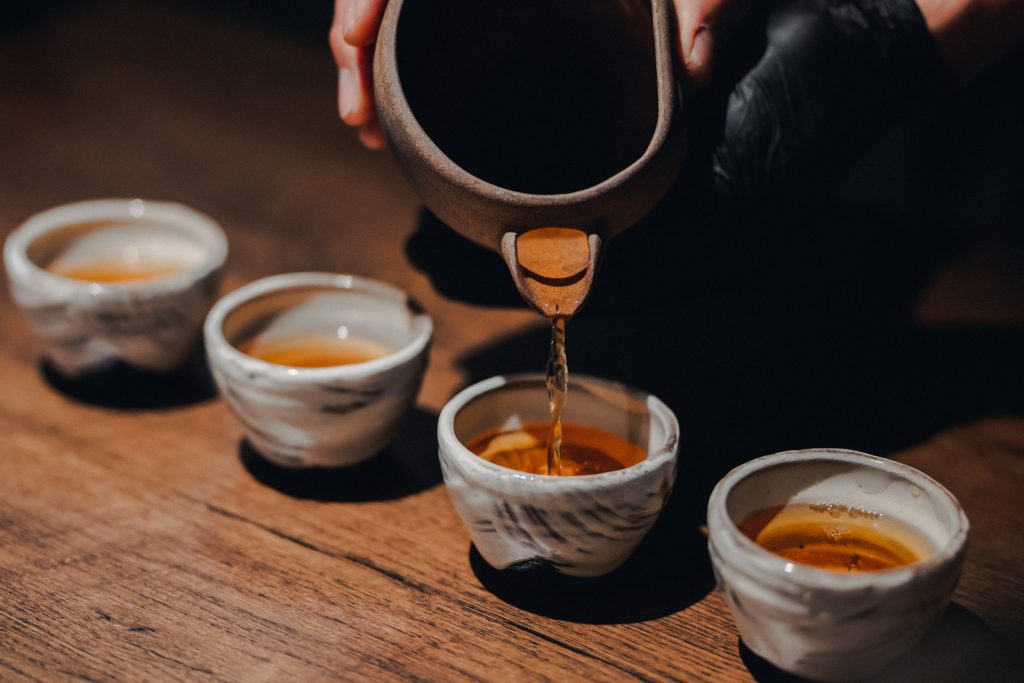 ほうじ茶を淹れるヒロさん