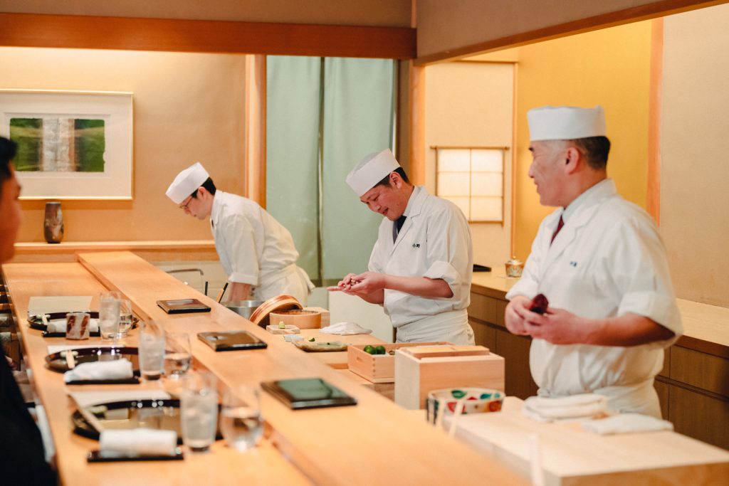 カウンター越しの所作