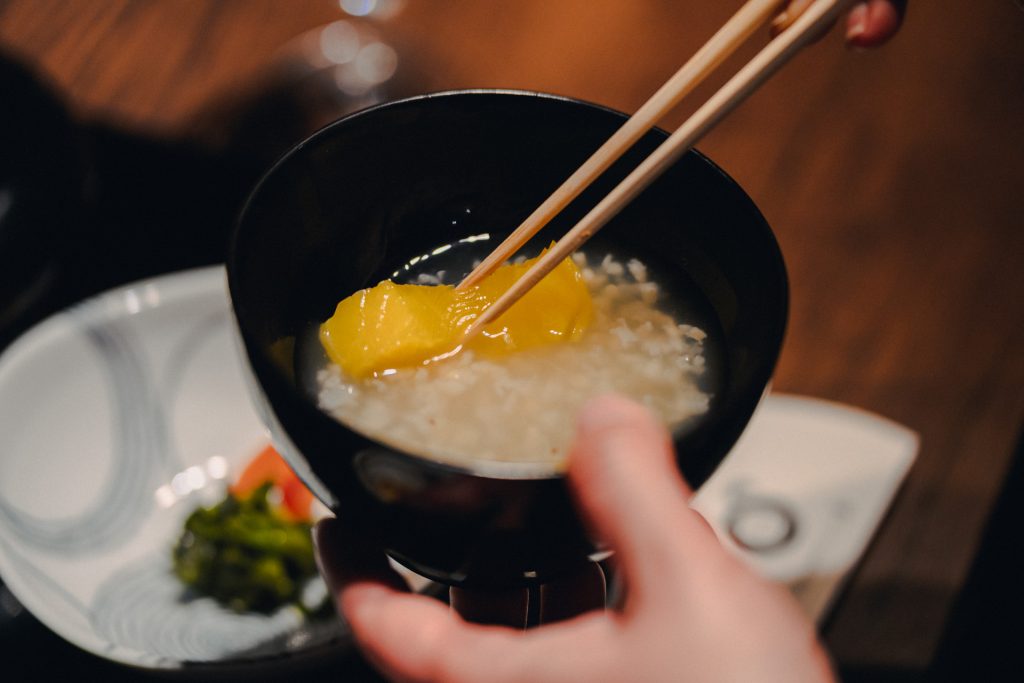 沢庵で茶碗をきれいに