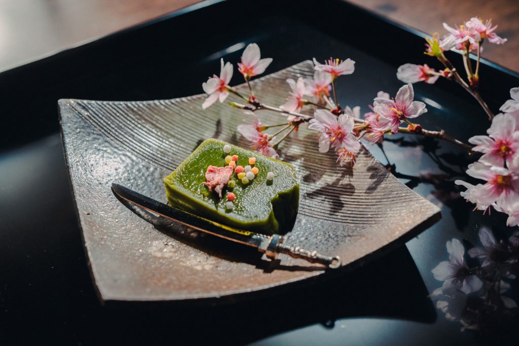 お薄茶を淹れるジュンコさん