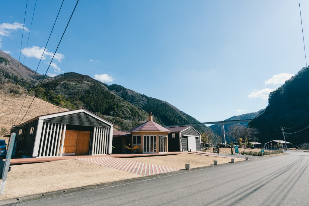 川辺川沿いの道