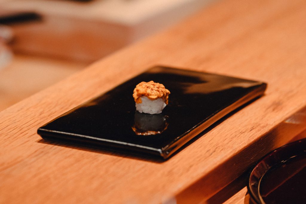 寿司が映り込む皿